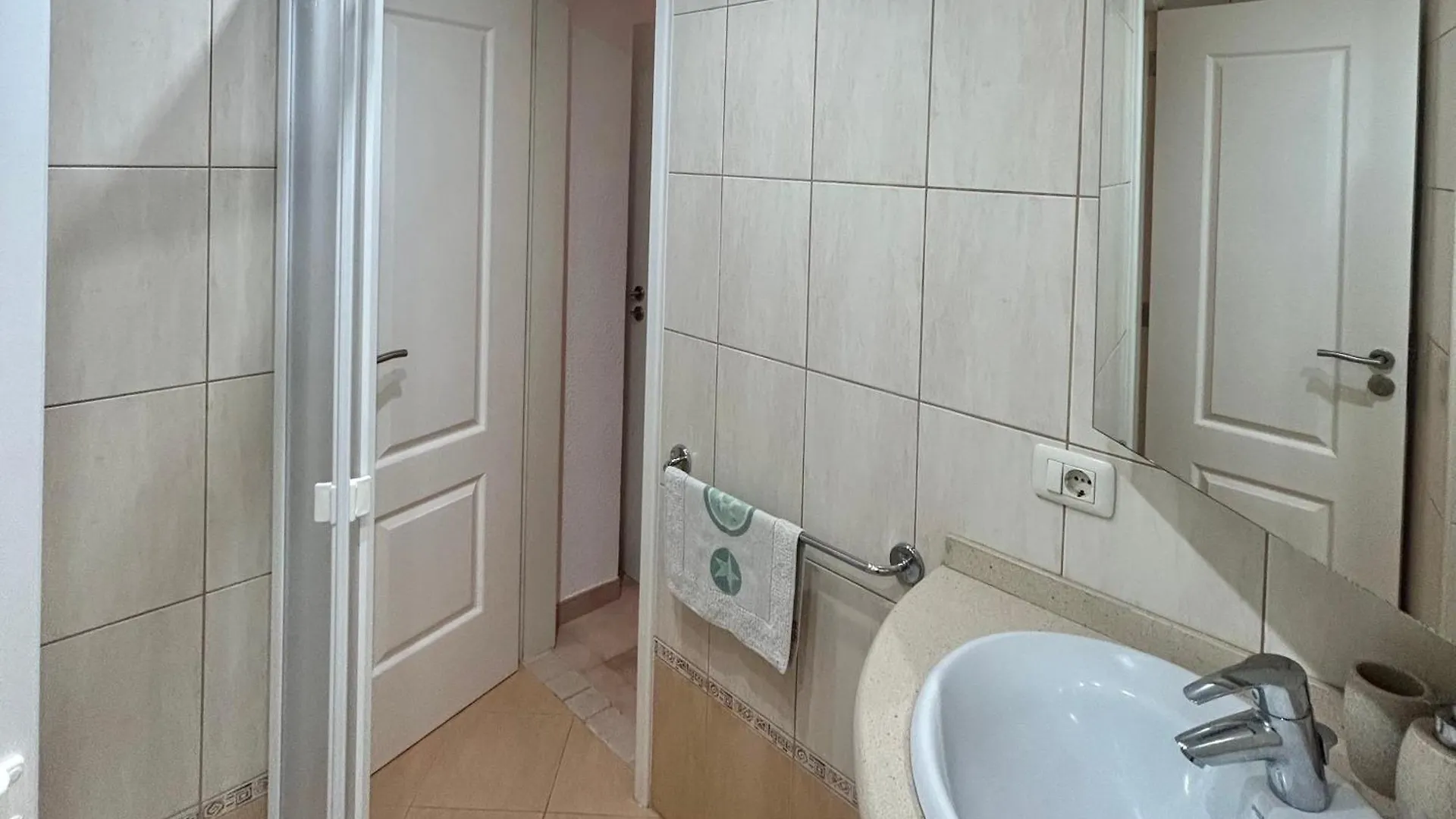 Apartment Very Spacious 2 Bed Apt In Castle Harbour C203 Los Cristianos